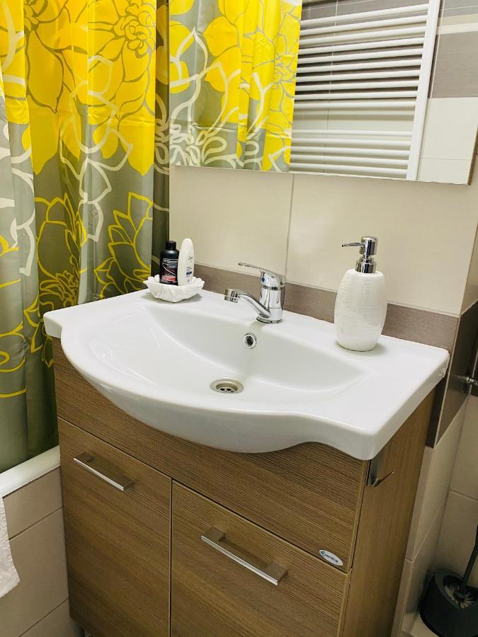 Sellada Apartament - Free Private Parking,Ac,Wi-Fi Carei Exterior photo